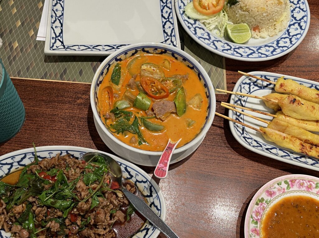 thai dishes curry, pad kra pao 