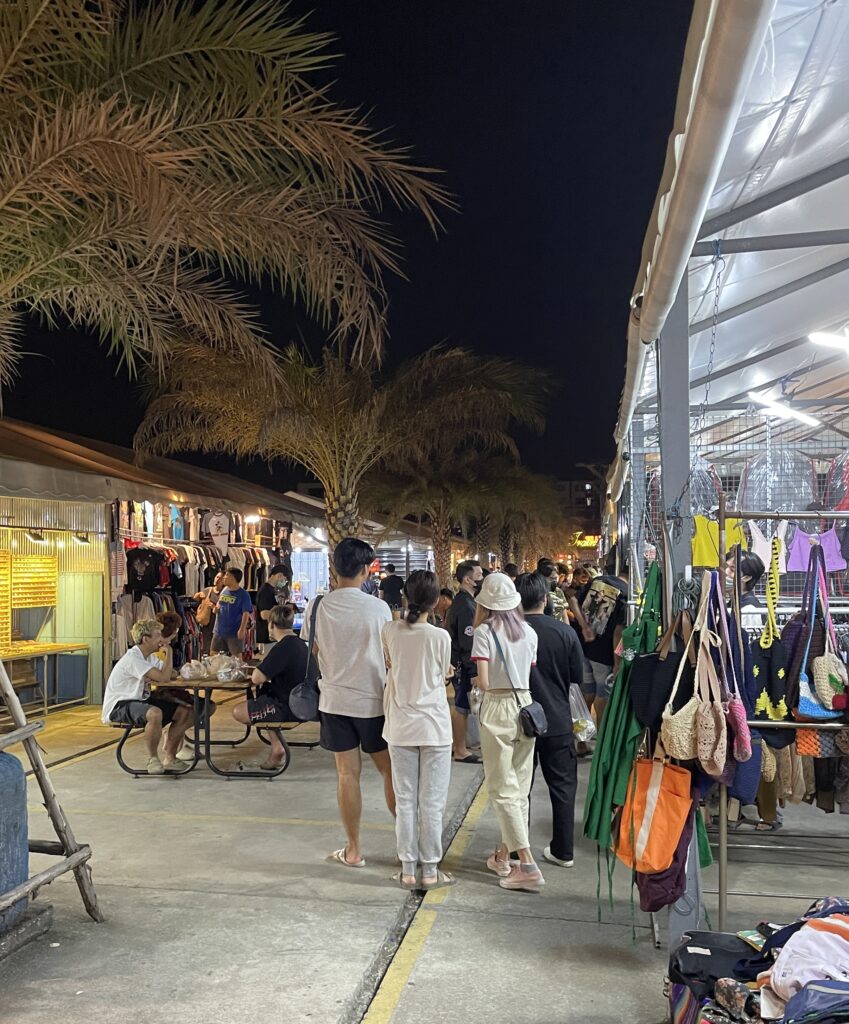 Srinagarindra train market 