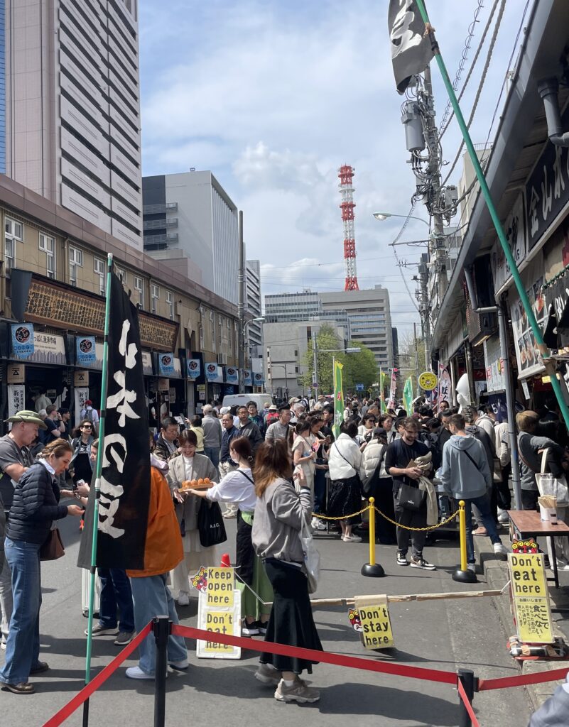 tourist at the fish market in Tokyo 